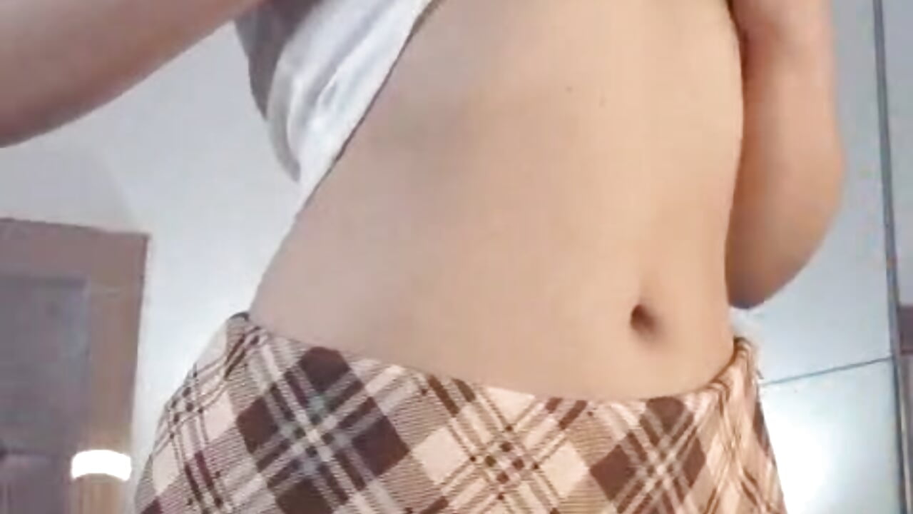 Do you like my uniform? - video av melanie_hills cam-modell