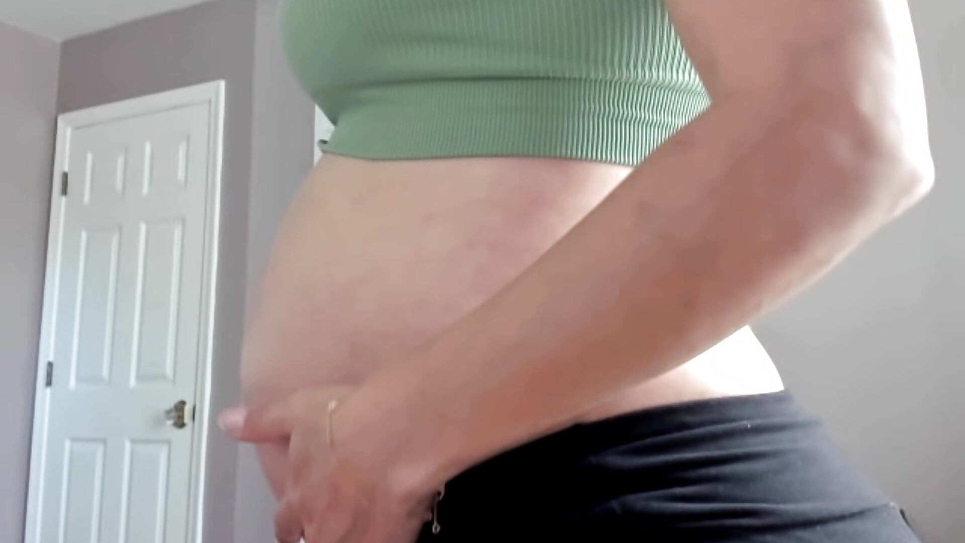 Preggo belly rub - video bigb00tyjudyyX kameramallilta