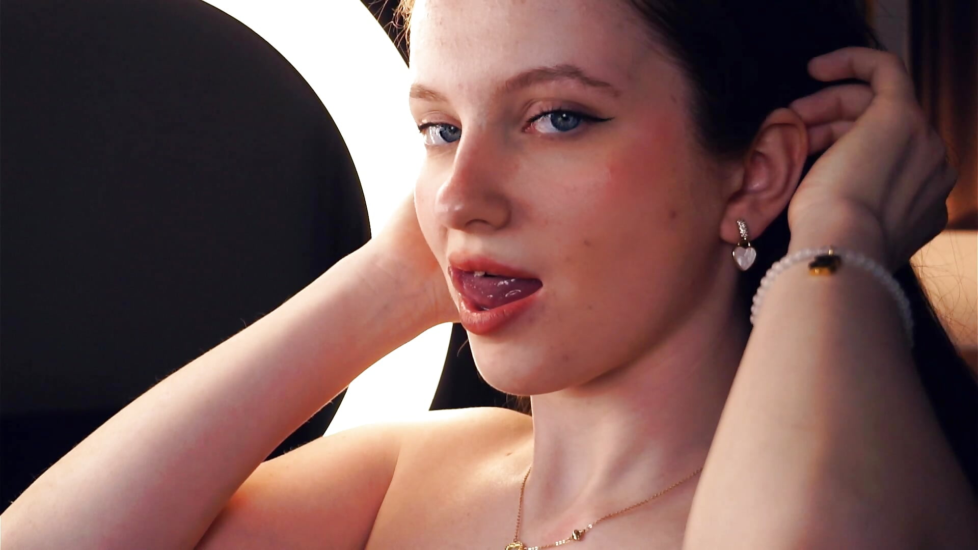 Tasty lips - video by DarylBeresford cam model