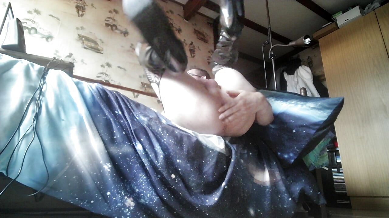 2025-10-31 - Fais bien voir ta bonne croupe de putain et ce bon trou à utiliser. - video by lopejosoumis cam model