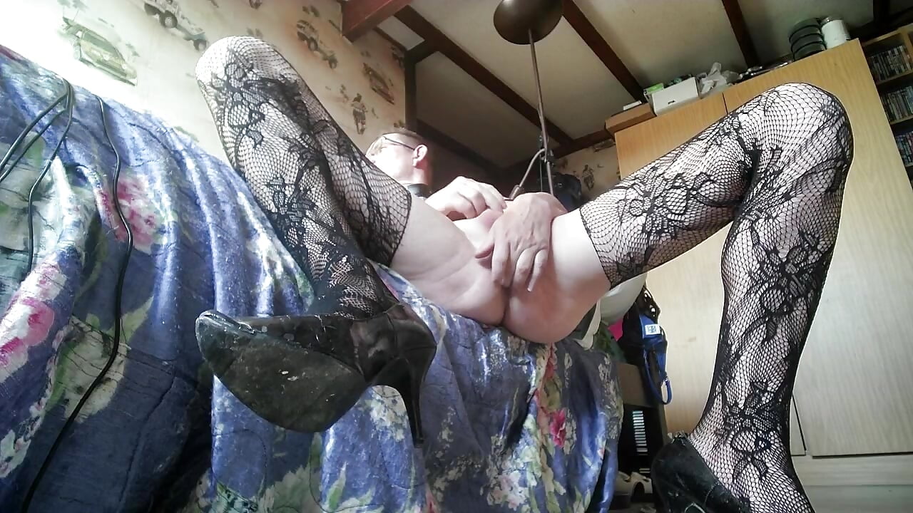 2025-09-17 - Quelle salope devant l'objectif en se marturbant et en montrant sa chatte. - video by lopejosoumis cam model