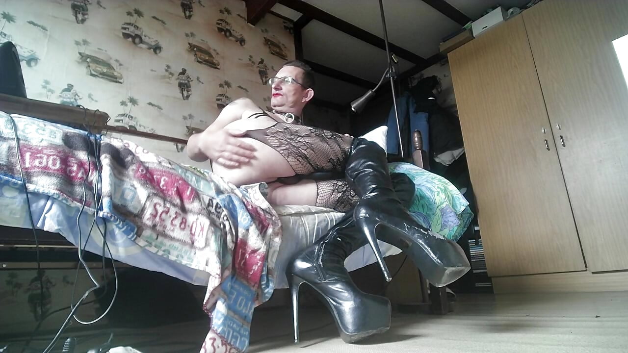 2026-05-17 - C'est une bonne salope bien sexy en voyant ses fesses dans son string bien excitant ! - 視頻由 lopejosoumis 主播提供