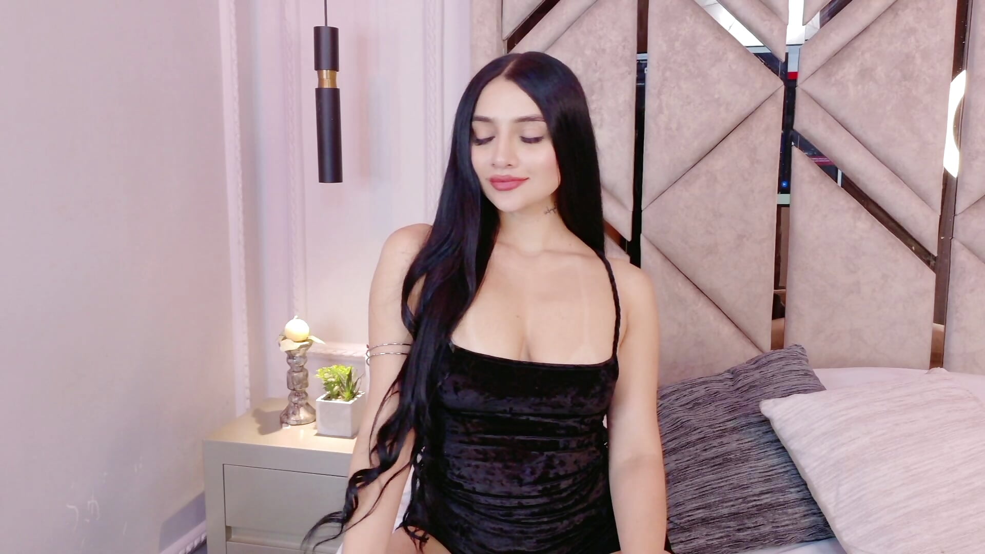 Hello – video af Harper-Avary cam-model