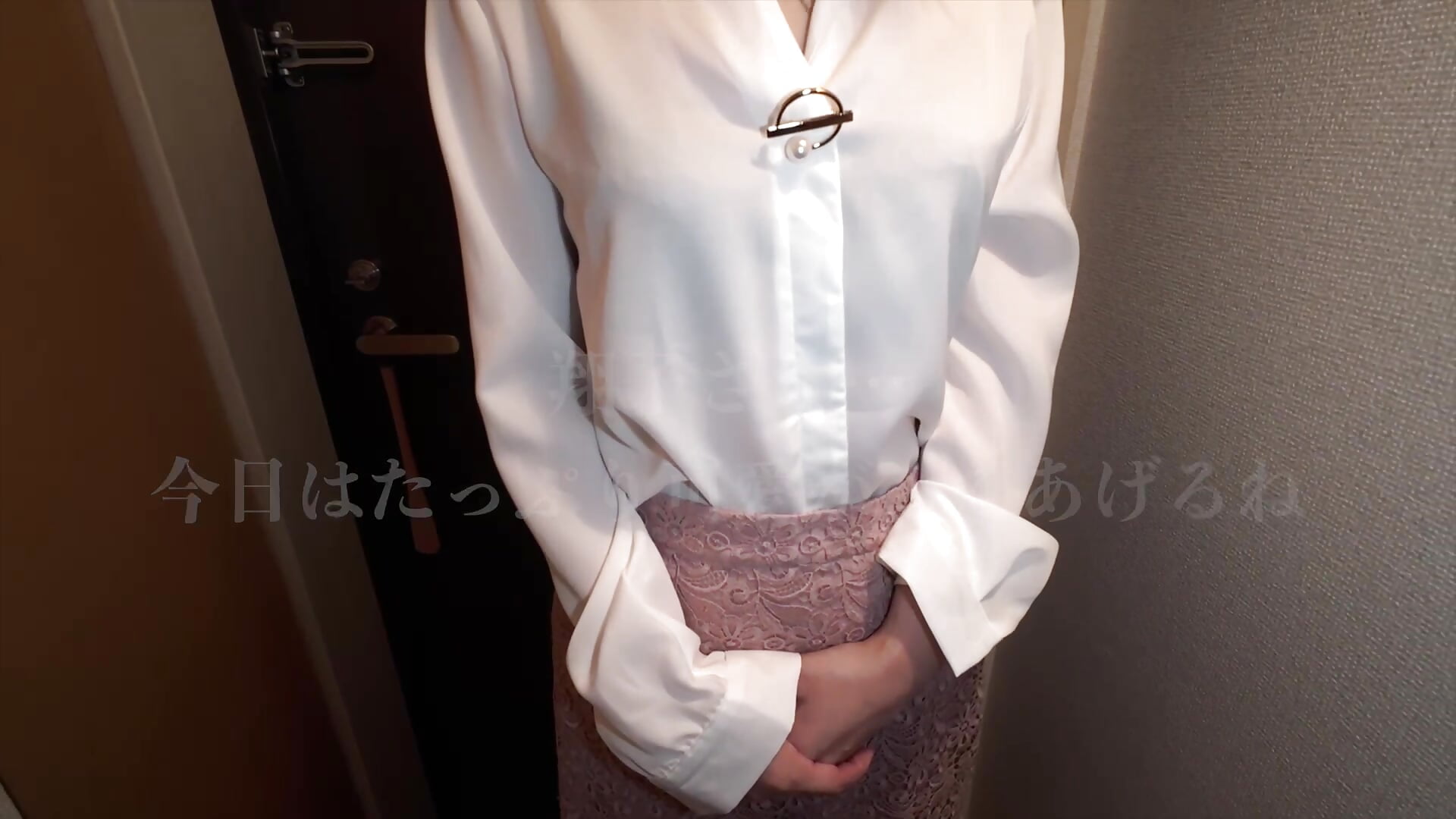 友達の奥さん翔子さん初めての貸出プレイ　石川〇〇選手に似てる綺麗な顔立ちをした奥様が洗ってない汗ばんだチ○ポを即尺　ヤリ部屋でも狭いおま○こへズボズボ挿入　お掃除フェラあり - video by NETORARE_SECRET cam model