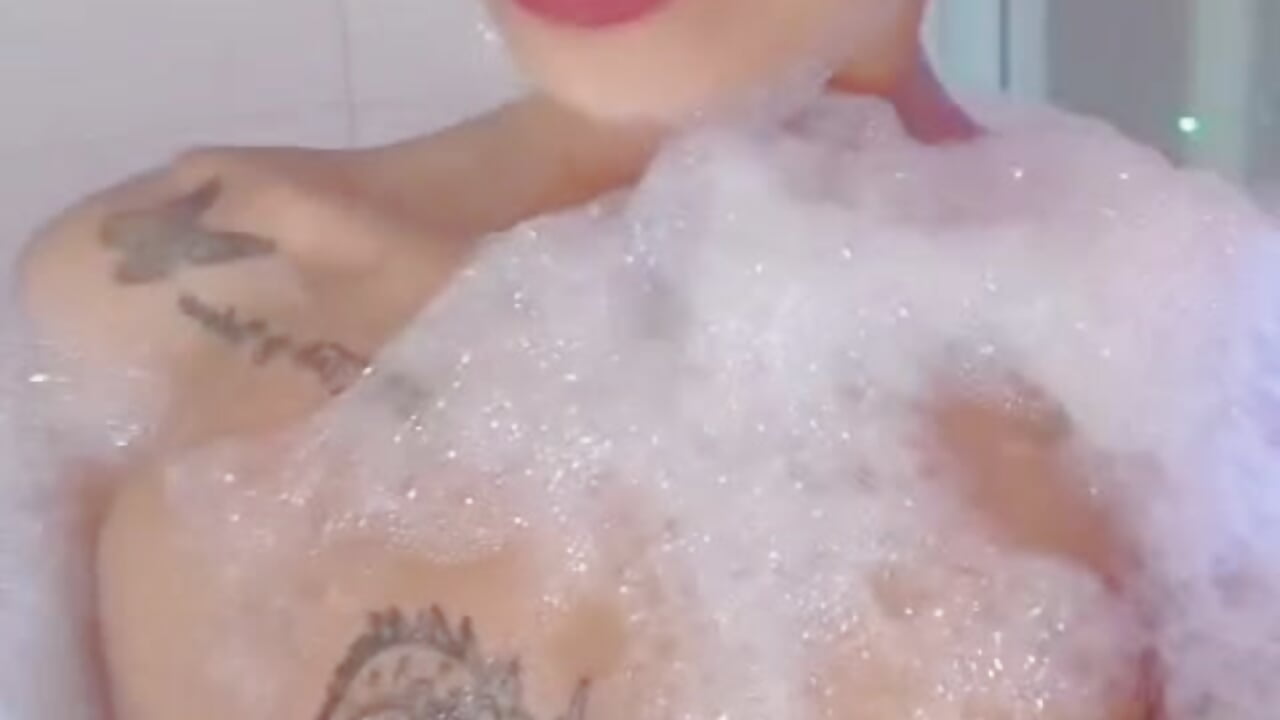 Jacuzzi time 🥴​🥵​ - video oleh model kamera sara_caplerx
