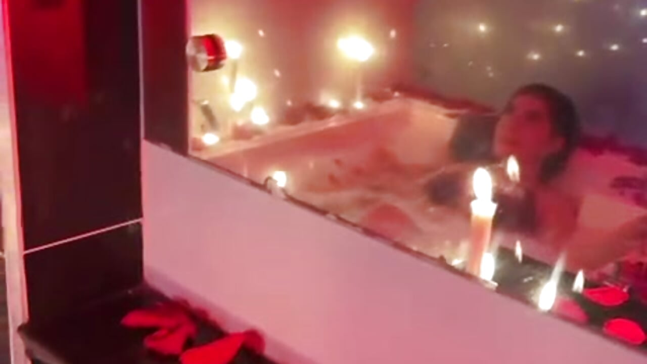 Let's celebrate together this special date, full of passion and a lot of love.💘🌹 - Vídeo de IsabellaAnngel, modelo de vídeos