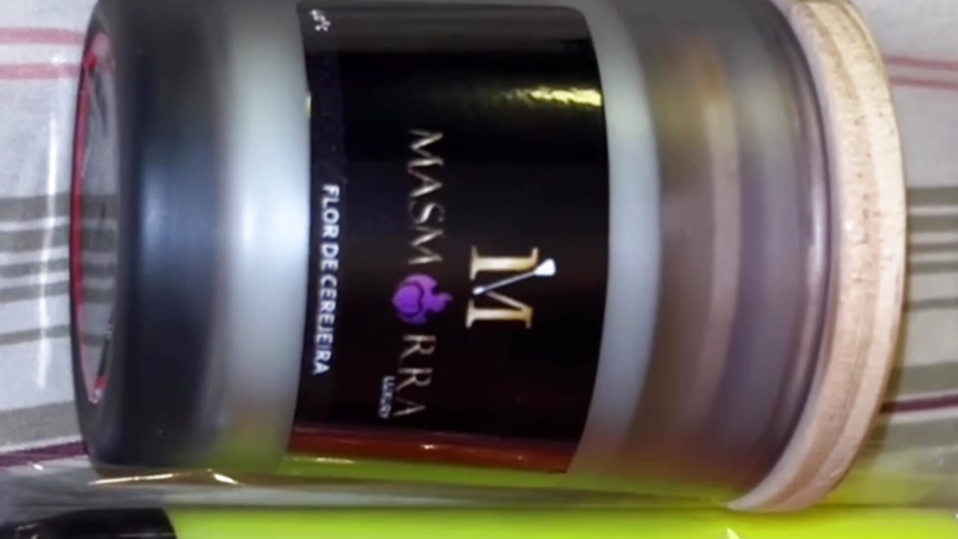 sobre o conteúdo com velas... essas aqui são as velas que vou usar pra ficar marcadinha, vermelhinha - vídeo de la modelo de cam DianaSartori