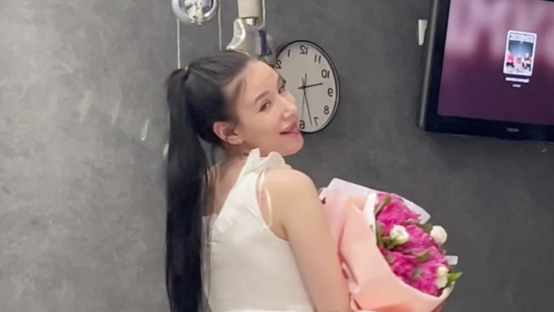 girl with flowers - video by NikkiGoldSide cam model