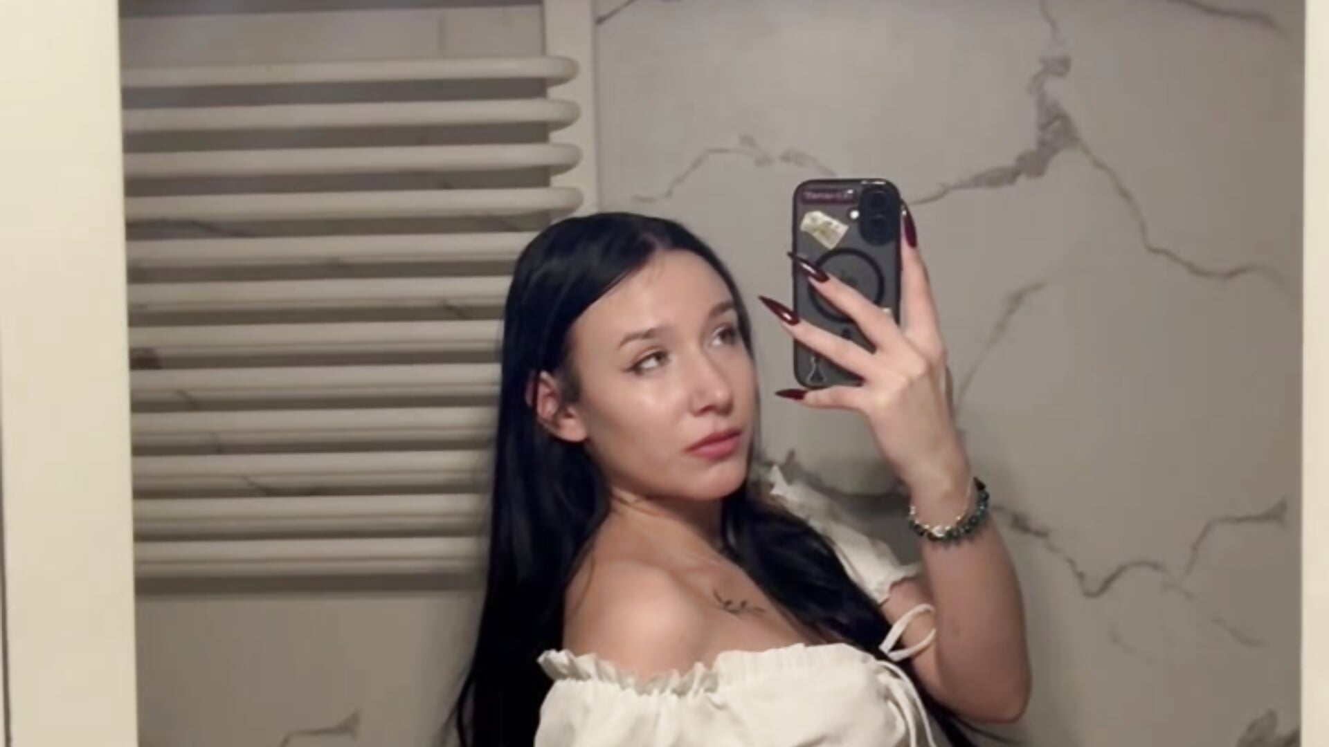 Where comfort ends, curiosity begins - vídeo de NikkiGoldSide modelo de câmara