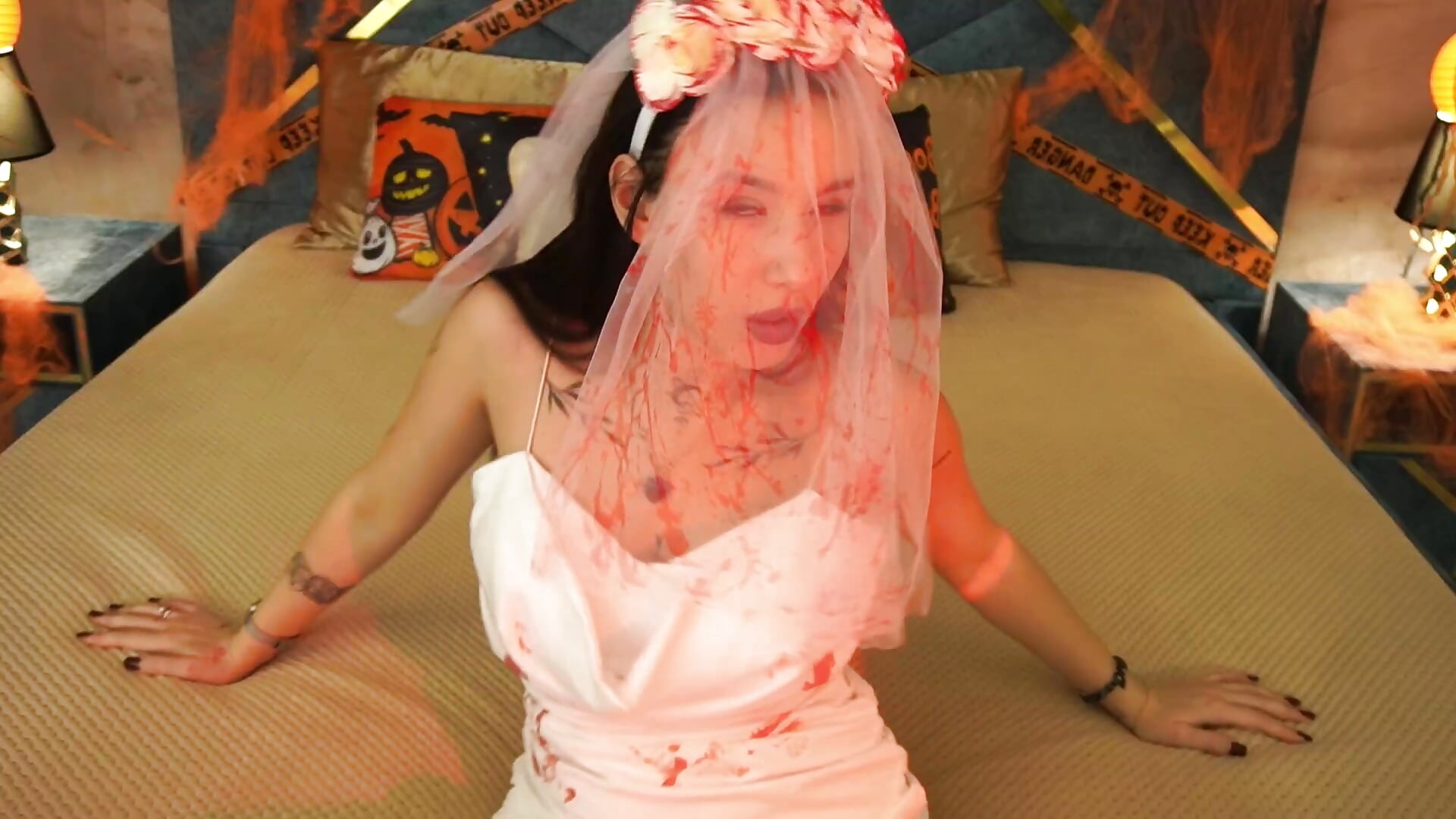 Halloween - video oleh NikkiGoldSide kamera model