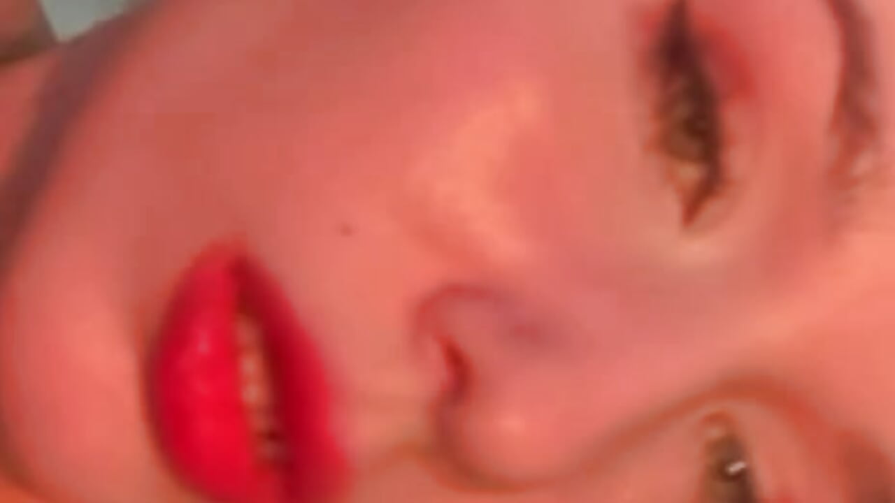 This video is best not watched before bed… although who am I kidding - clip cu NikkiGoldSide model videochat