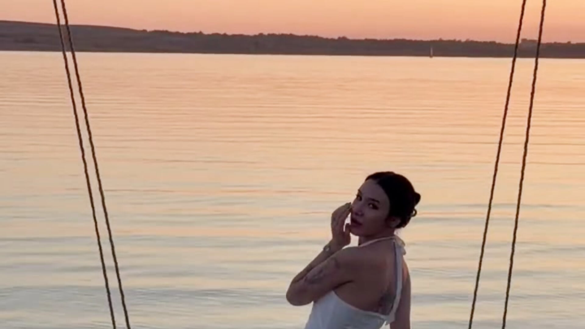 here for you - video oleh model kamera NikkiGoldSide