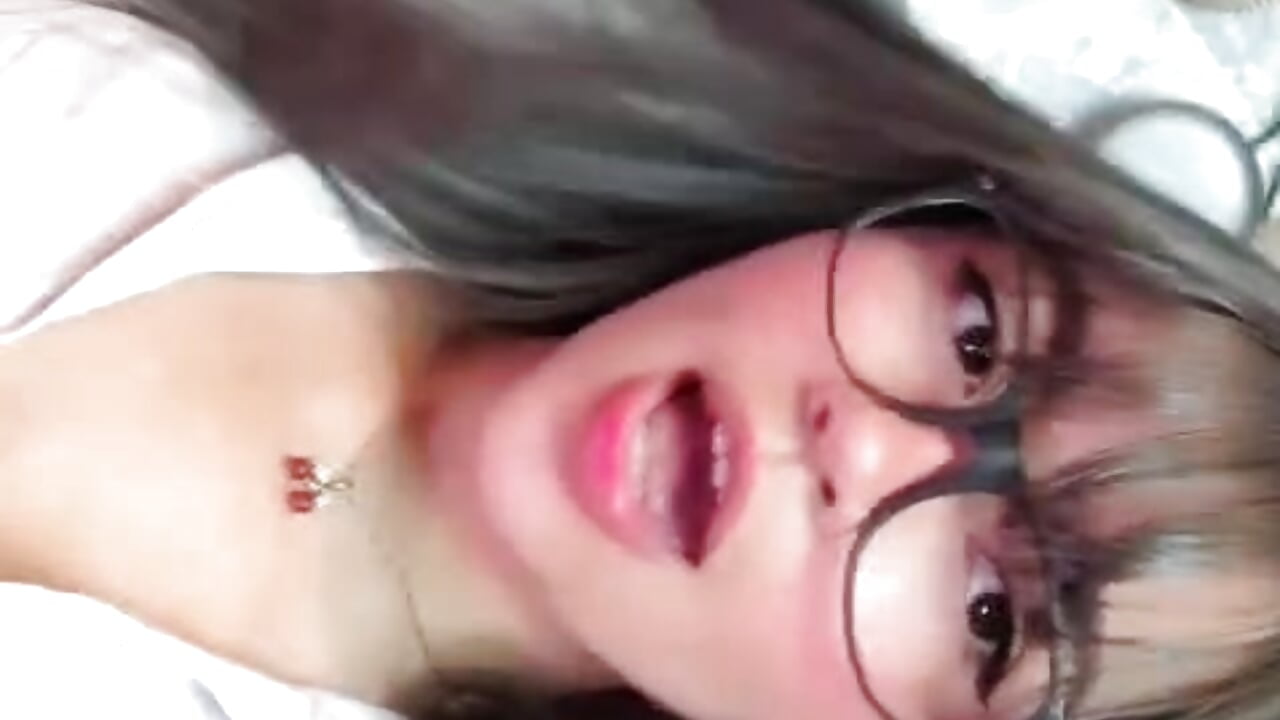 “I like the way you think… there’s something special about you.” - clip cu KimDevinne model videochat