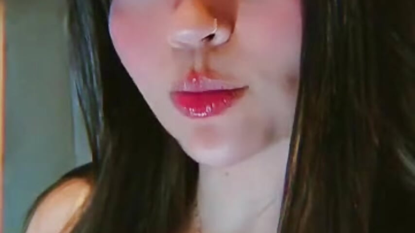 “The temperature rises every time I think of you.” - clip cu KimDevinne model videochat