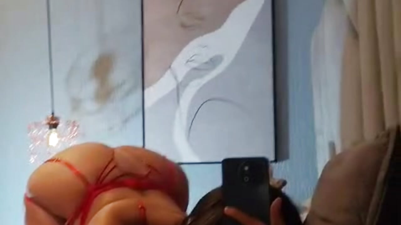 “What you see is just the beginning.” - clip cu KimDevinne model videochat