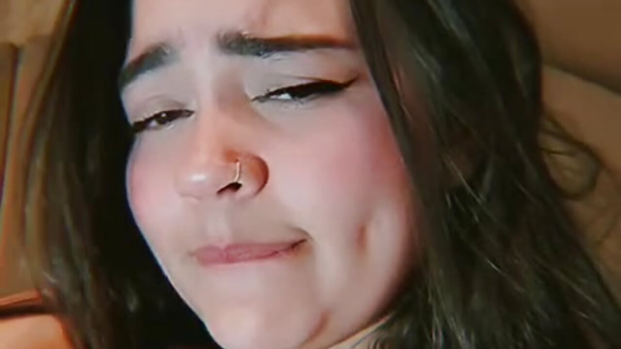 “If I tell you what I’m imagining… you’ll blush.” - clip cu KimDevinne model videochat