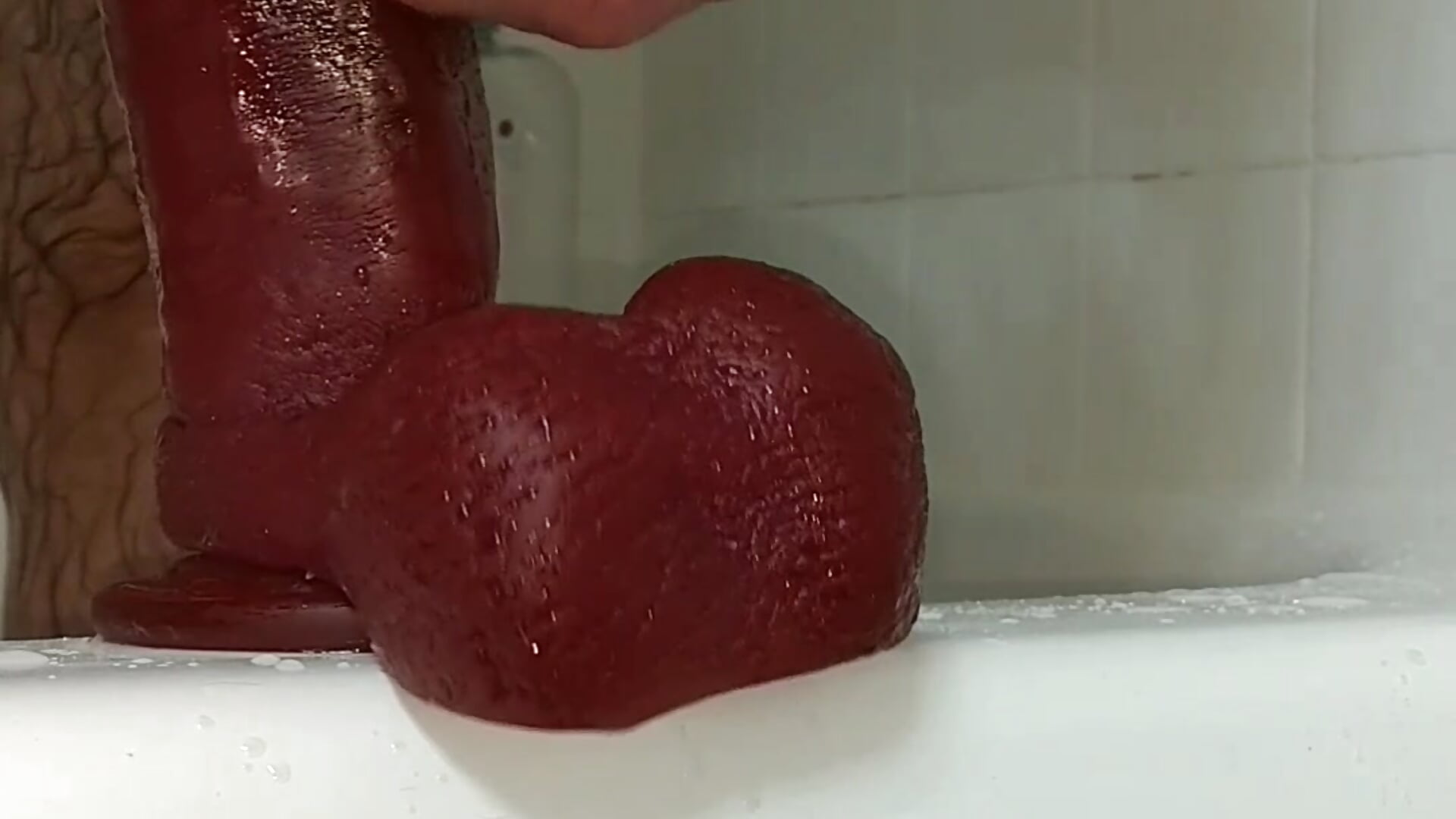 Quick shower dildo ride - video oleh model kamera SlammyDjr