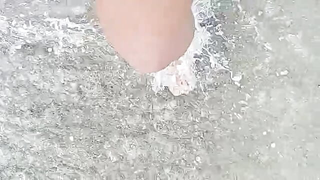 Watch my feet in the beach
