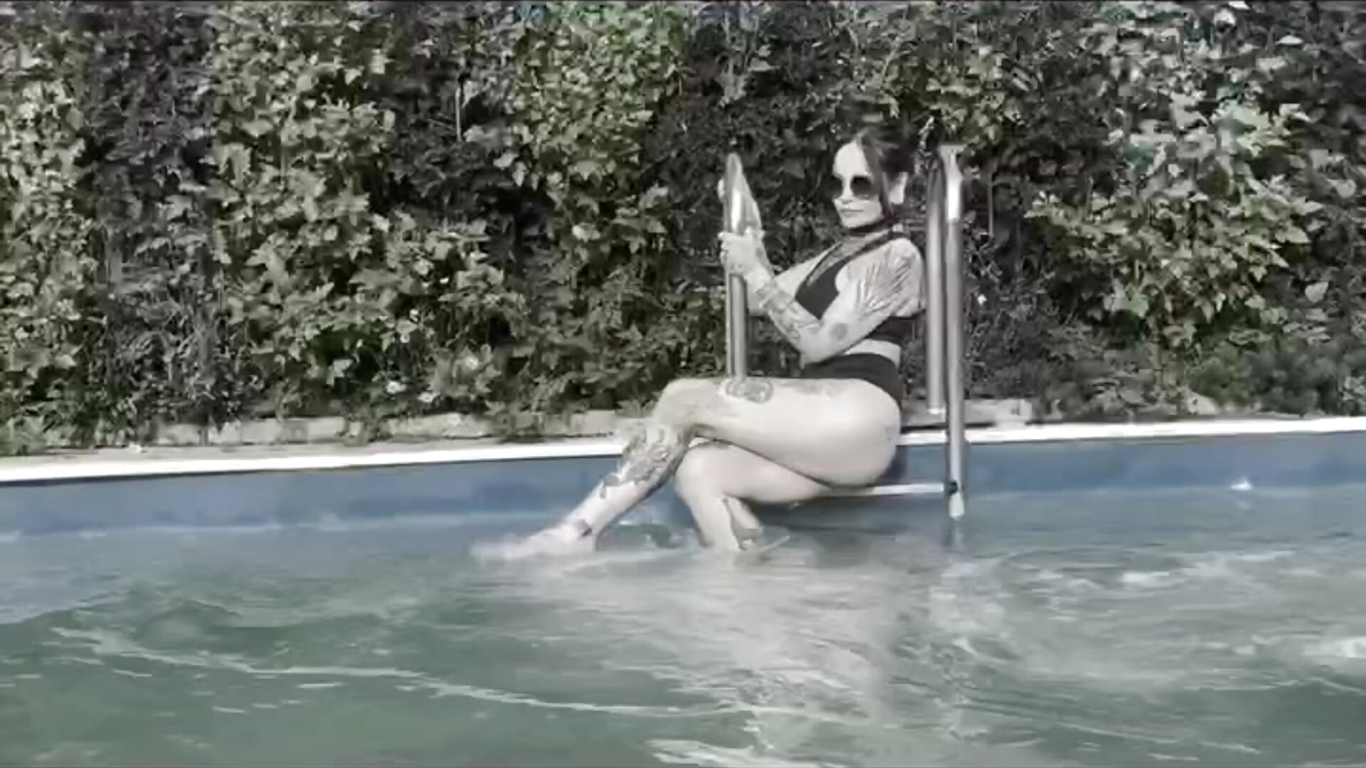 Sun, Water & Secret Desires - clip cu Megan_Black_Moon model videochat