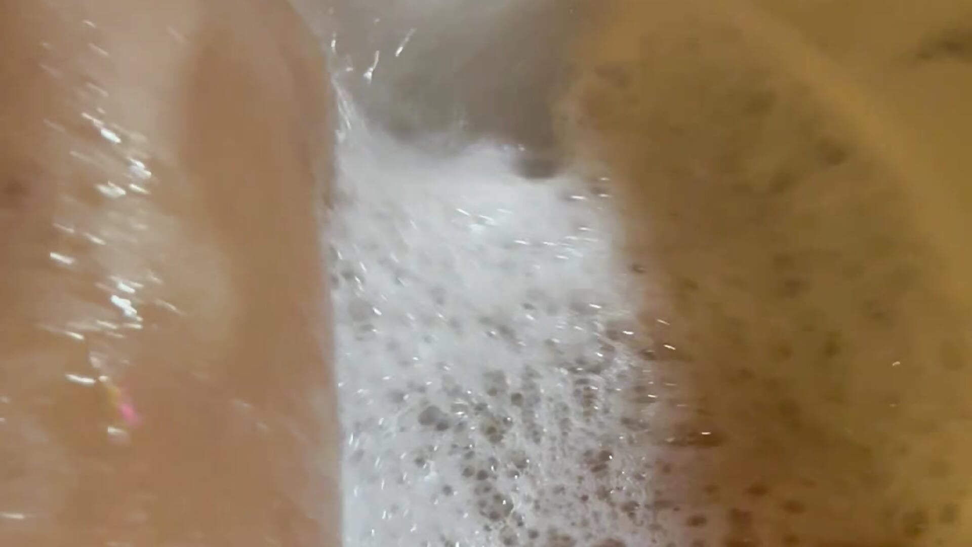 a relaxing day with your queen 👸🏼👣🛀🏼 – video modela na kameri alma_fenix