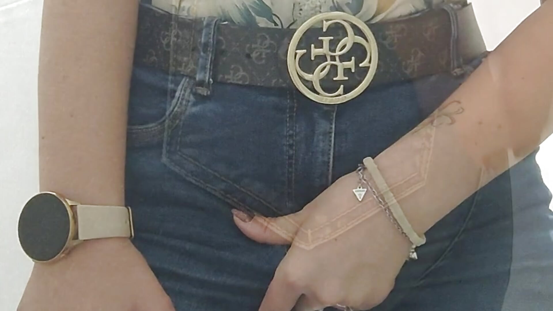 004 - play with my pussy in the toilet of the airport - video van secretmuses cam-model