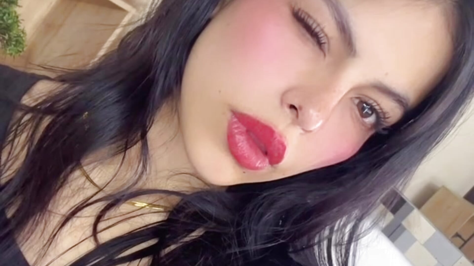 Cuidado… si sigues mirando mi ass así, puede que empiece a moverlo solo para ti.” 🍑 - Eliie_Ruizz adlı kamera modelinin videosu