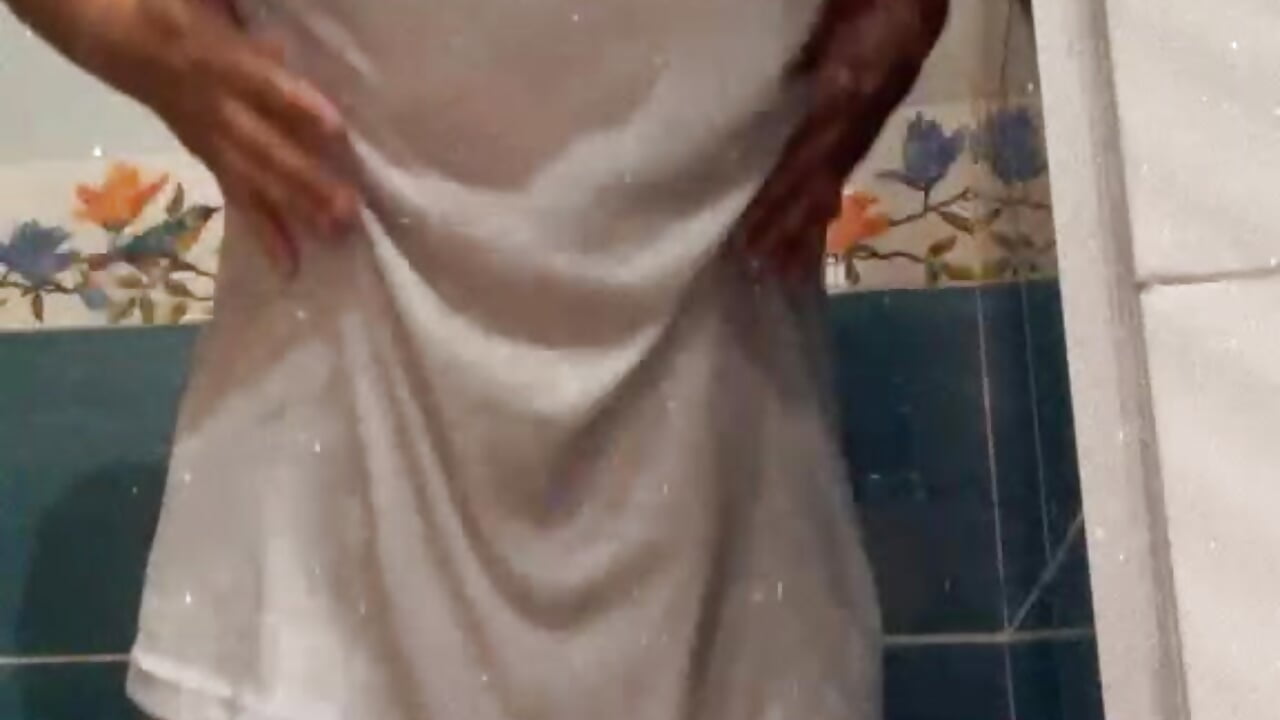WET T-SHIRT GAME, LET'S HAVE FUN 💦 - วิดีโอโดย LauraSmith-01 โมเดลแคม