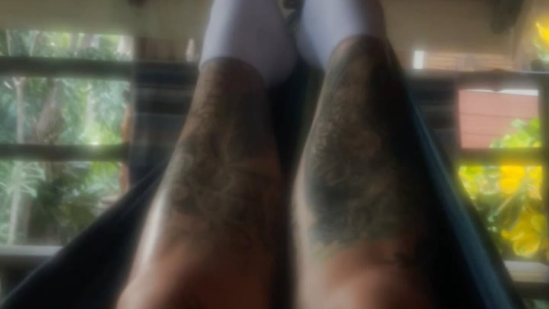 reading, hammock, sexy legs, jungle - Vídeo de Yourgirlcindyy666