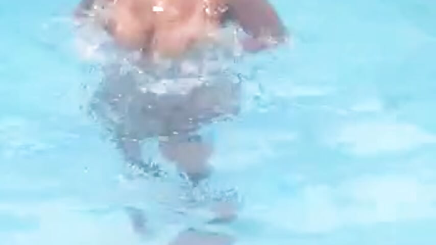 naked pool - GREATNIPLES 캠 모델의 동영상