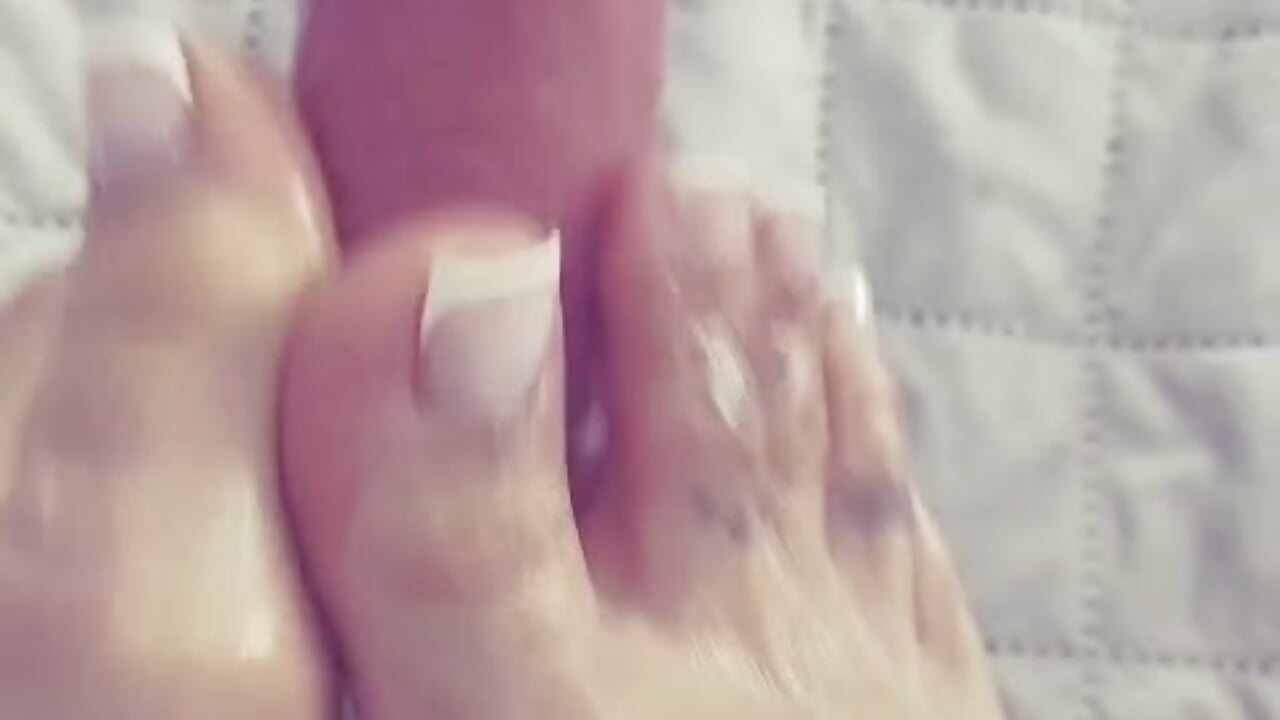 Do you like how I rub my toy with my feet? - video van KatherineGomez cam-model