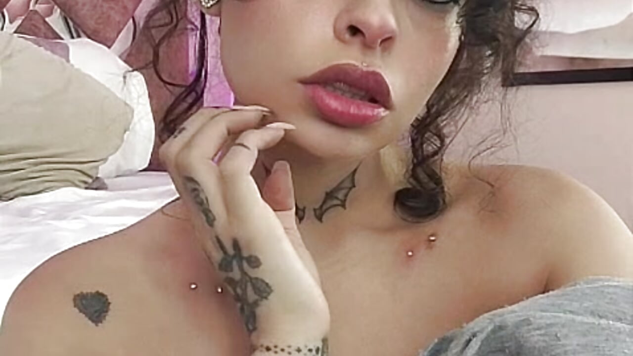 They say there are eyes that penetrate the soul and shake... Tell me, do mine keep you awake? — filmik KatherineGomez, modela(-lki) na kamerkach