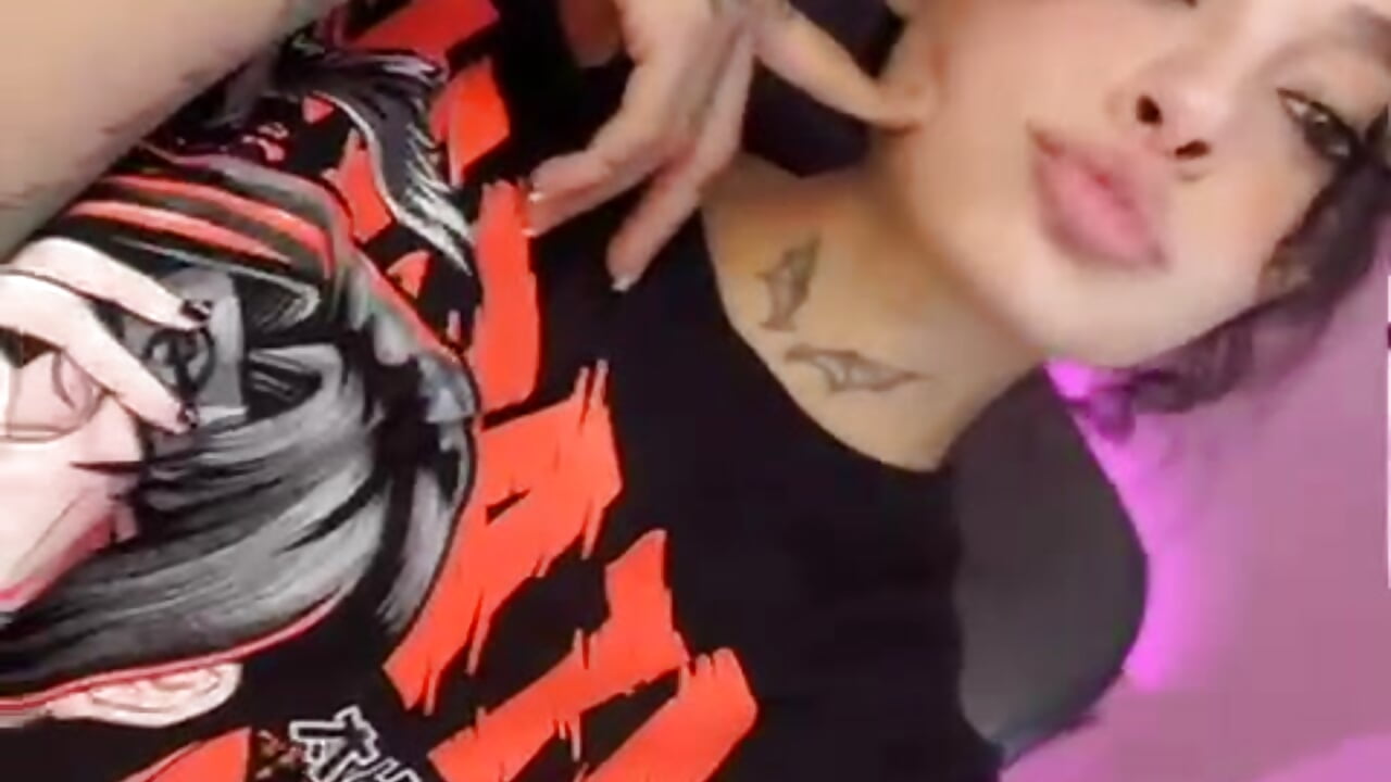 Do you like my new shirt? 🙈 I also have new lingerie, you'd love to see it!– KatherineGomez kameramodell videója