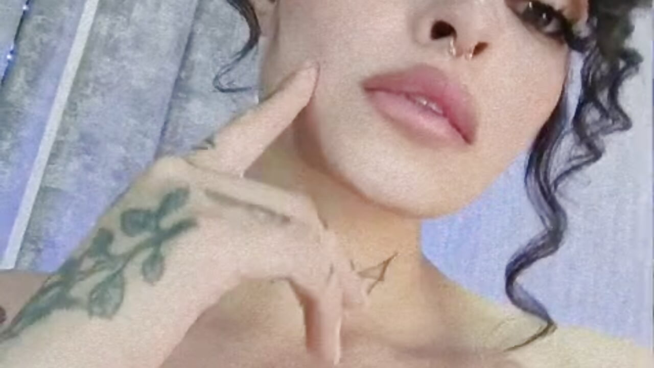 I'm dying to show you what I hide under my clothes ...– KatherineGomez kameramodell videója