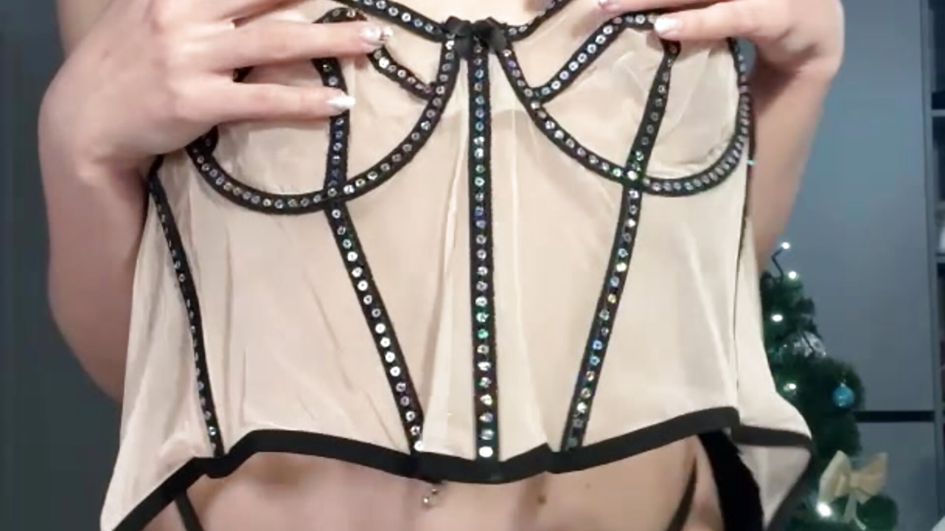 A playful topless tease - відео від вебкаммоделі CurlyLara