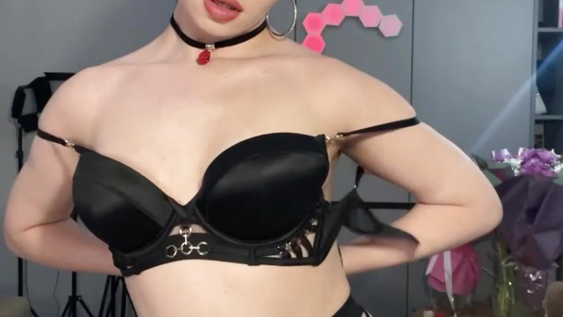 I flashed my boobs for you – видео вебкам-модели CurlyLara