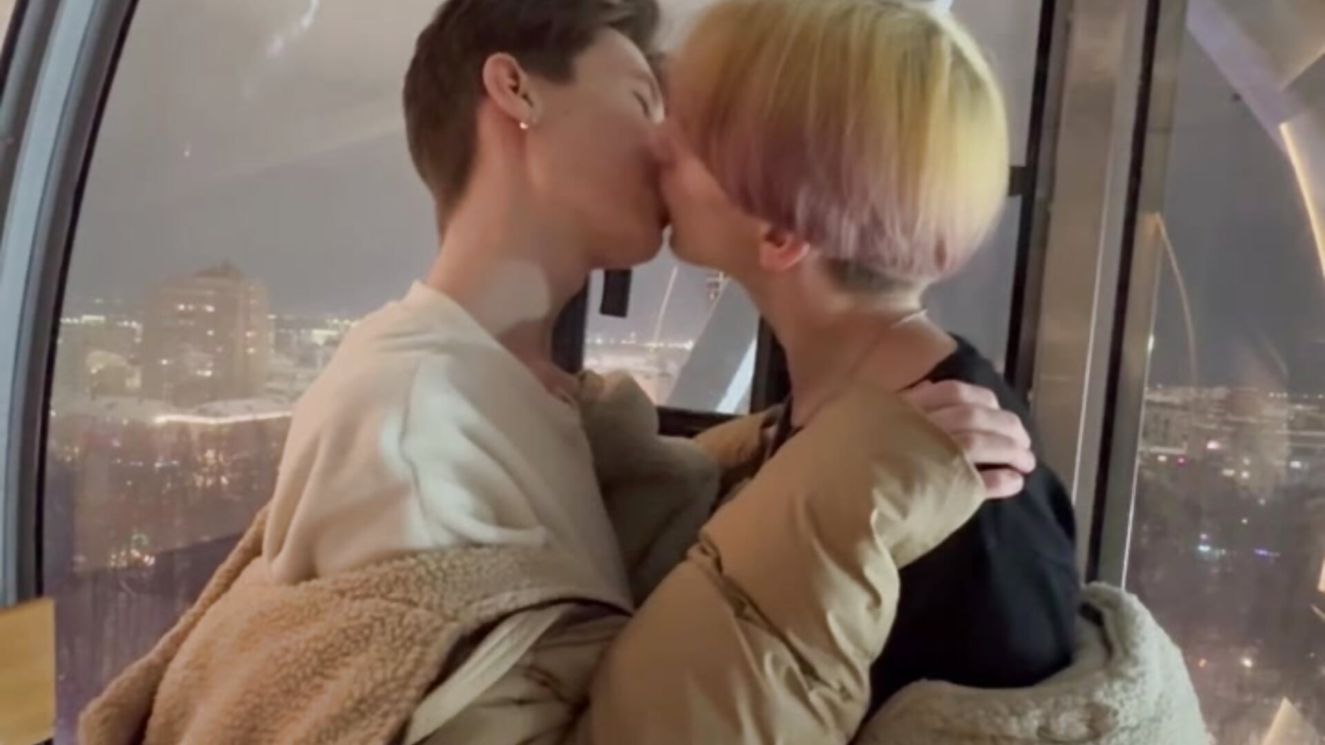 Cute moment with Ted on the Ferris wheel 🥰😘 - video van AndrewwCarter2 cam-model