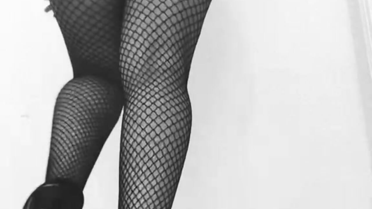 Legs - відео від вебкаммоделі emaa_lambert