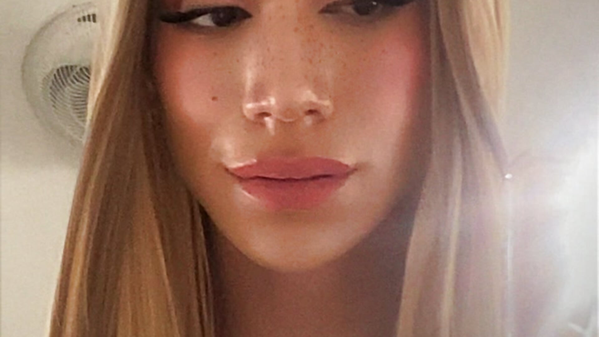 CED3A35C-9892-46AA-8596-9EA38A8BBE22 - clip cu Aria_montgomeri model videochat