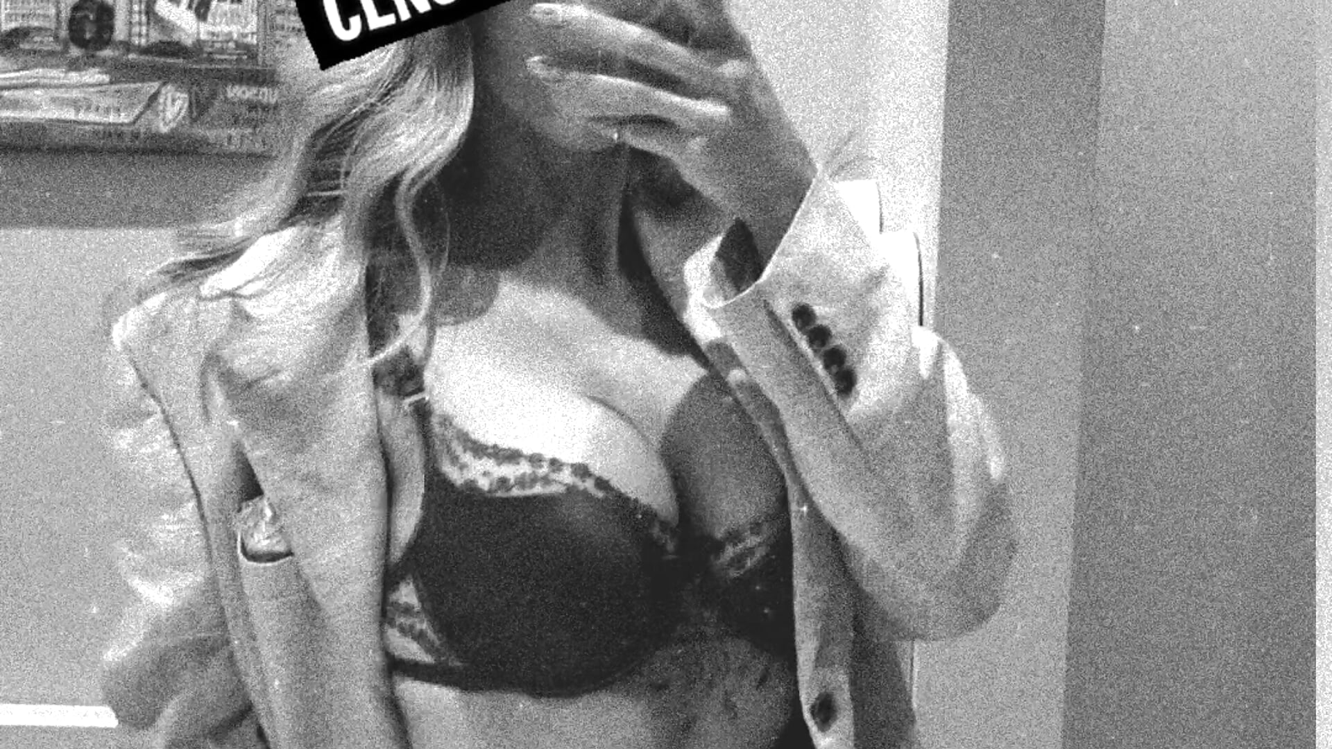 Naughty flash in public toilet 😈