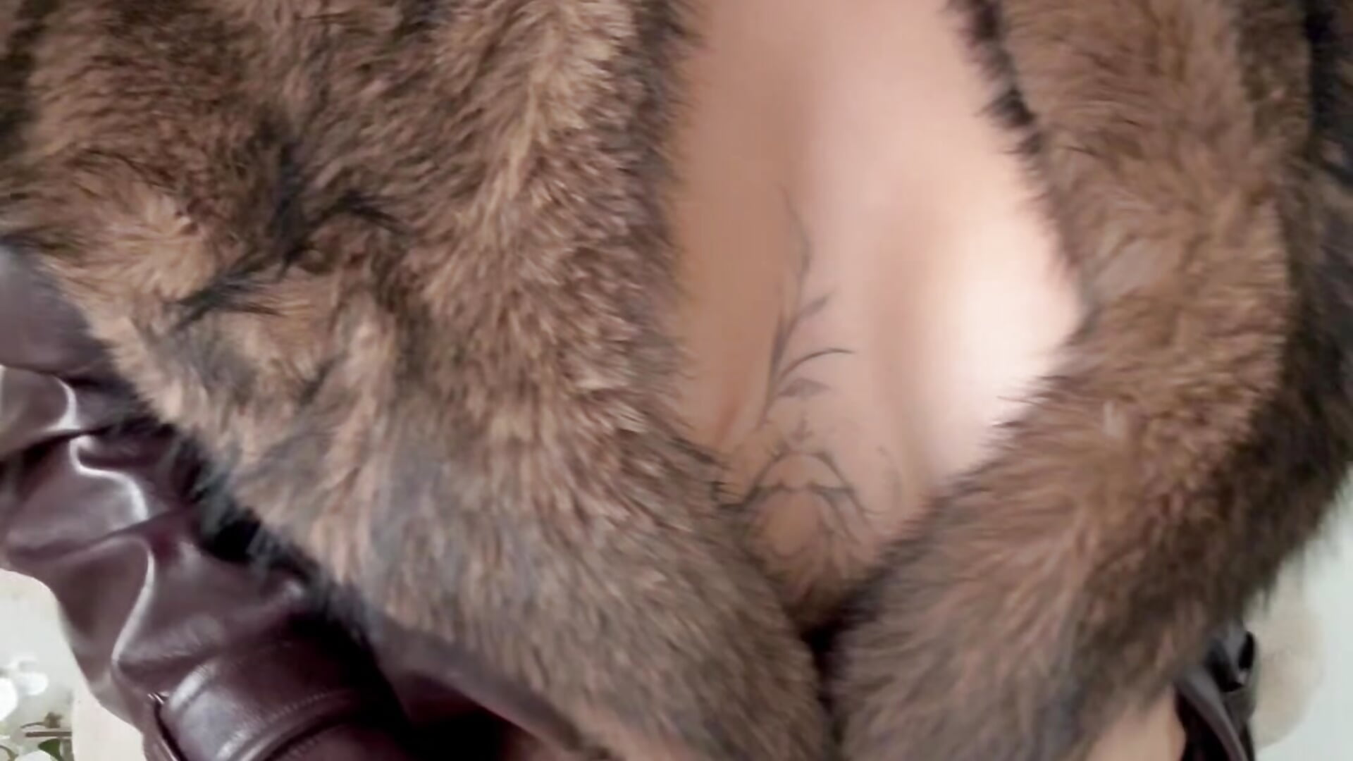 Fur Leather Jacket Titty Revel 😈🖤－カメラキャストのMrsMollyWildeの動画