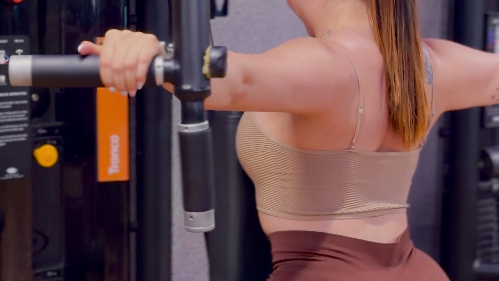 Training my back 🙈 although I think the back is the least visible part😂🙈😘🍑 - video di Alessia-miller_ modella di cam