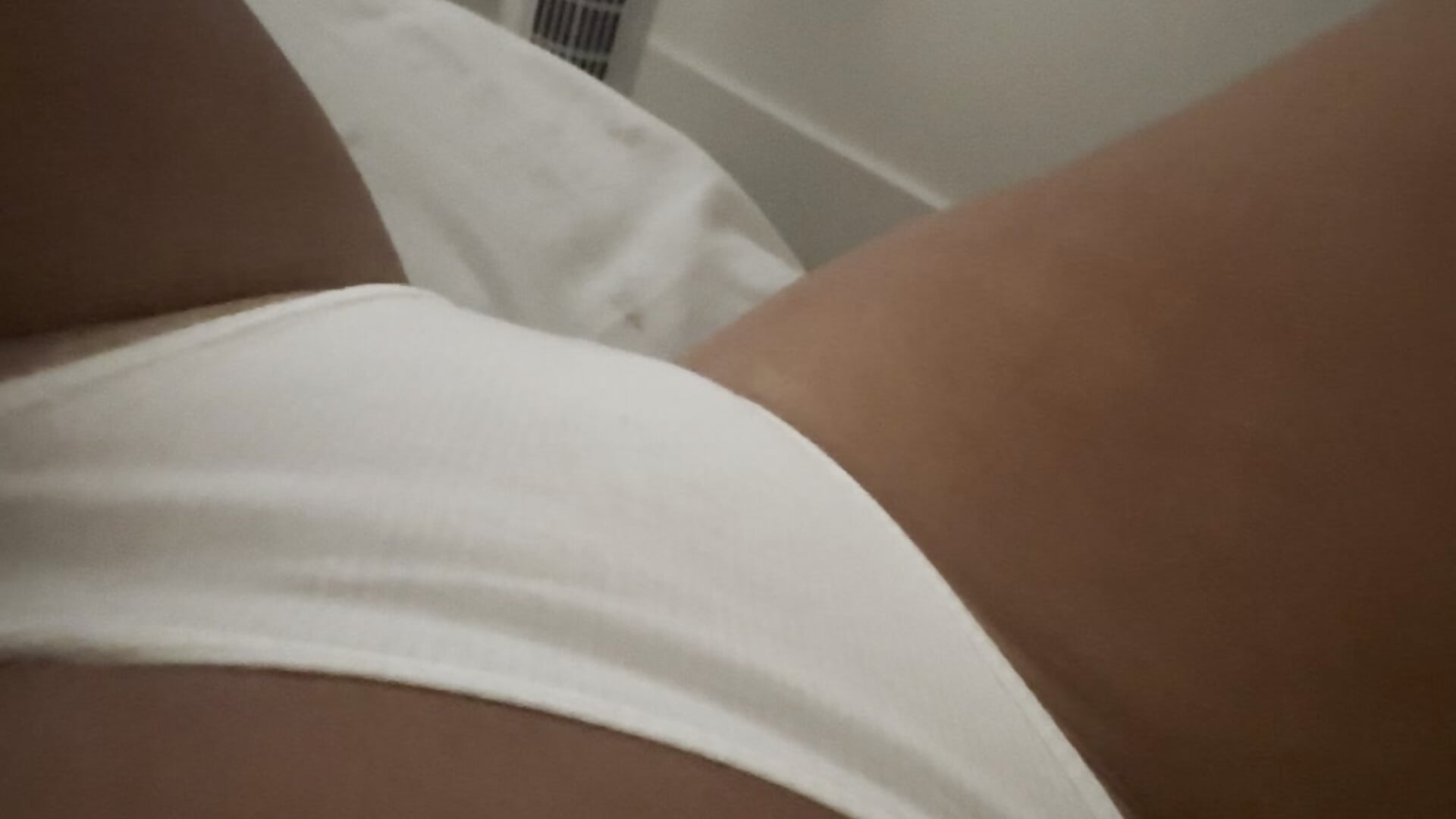 Cheeky rub over White thong... good morning 😇 - Cute_Ruby20 adlı kamera modelinin videosu