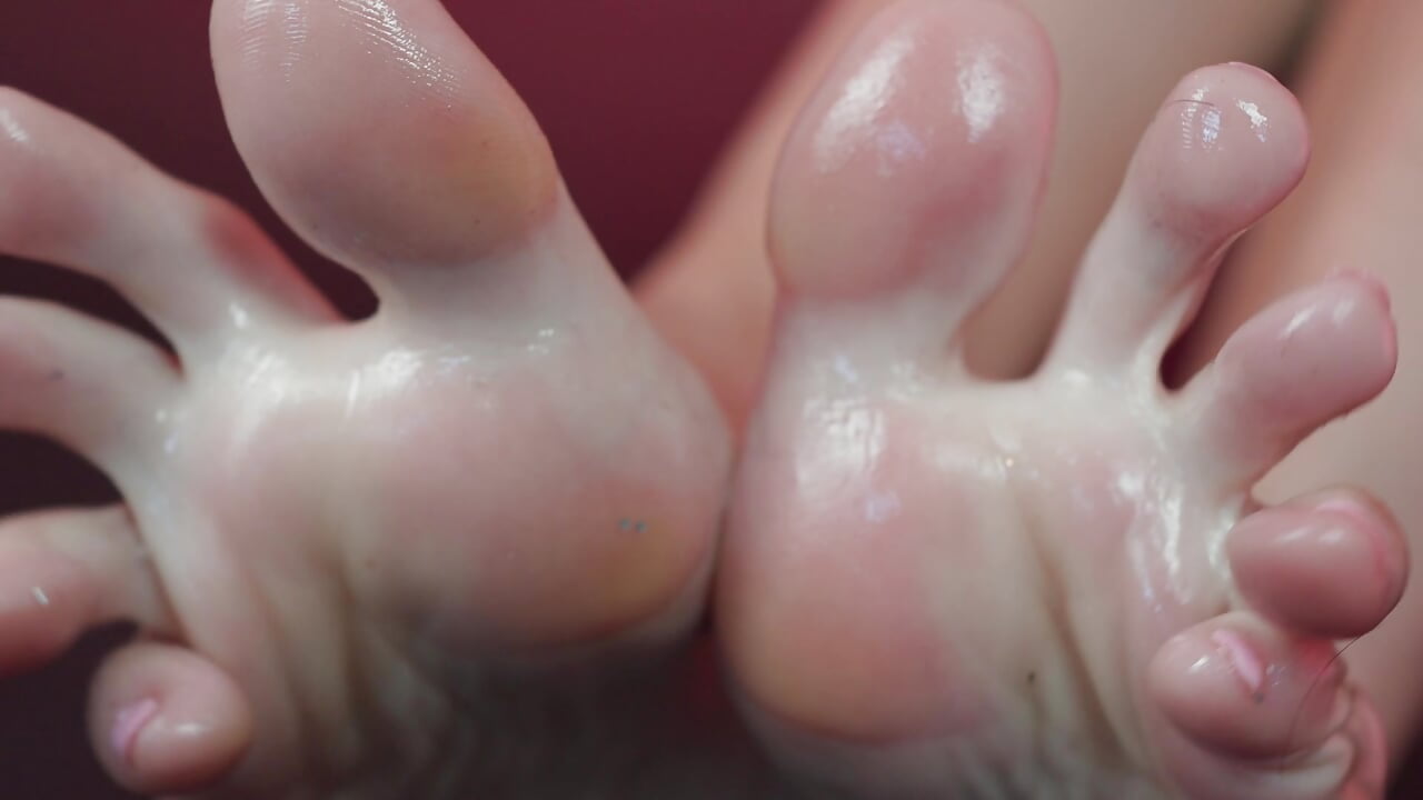 Oily Feet Obsession - video di FeetVibe modella di cam