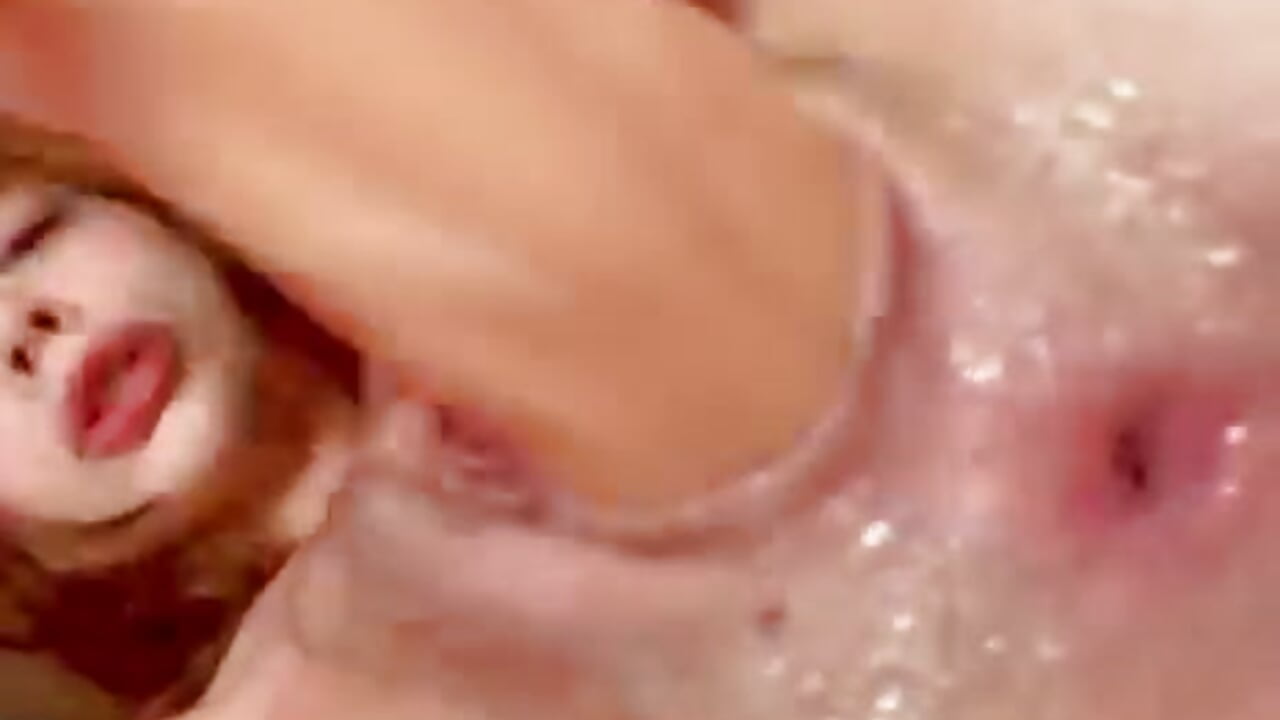 fudendo muito essa bucetinha ate sair leitinho e depois metendo a cabeçinha no cuzinho 😈💦