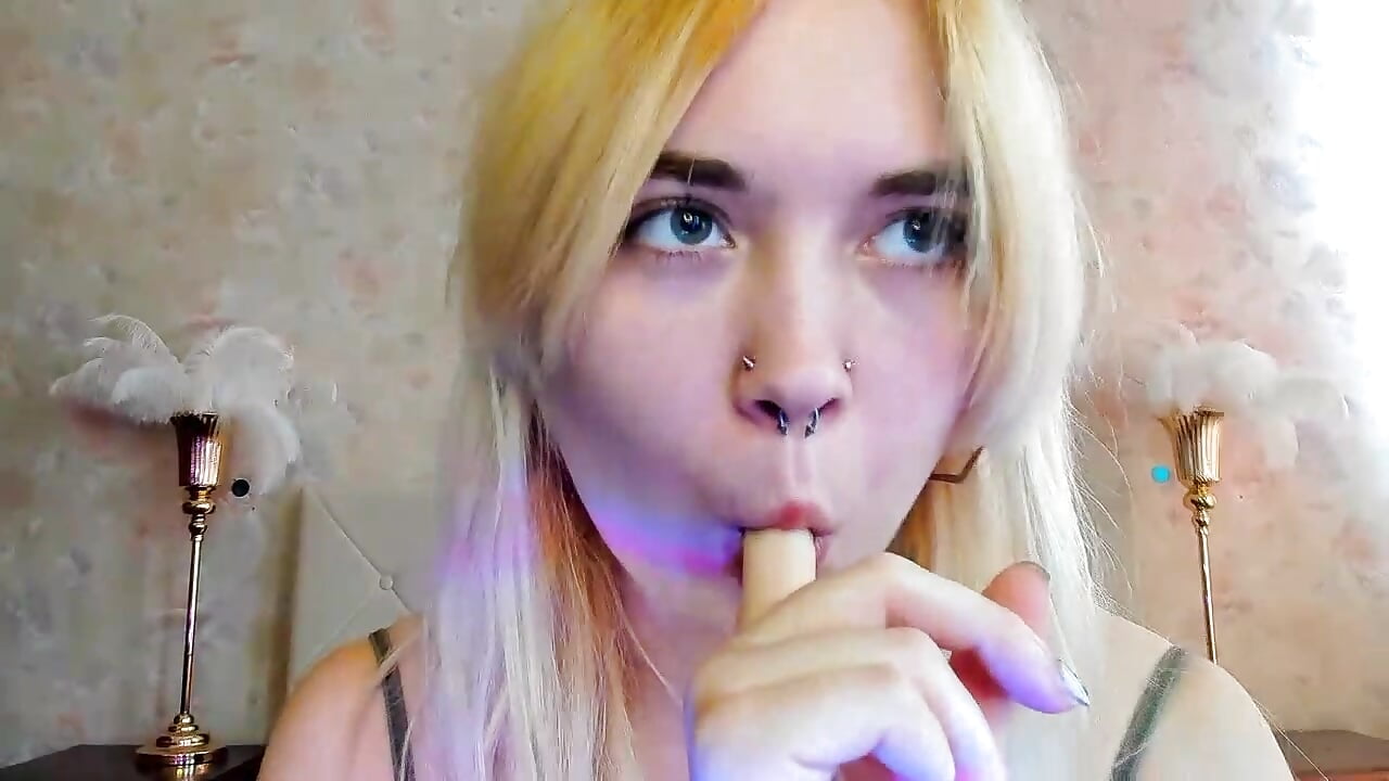 lick finger close