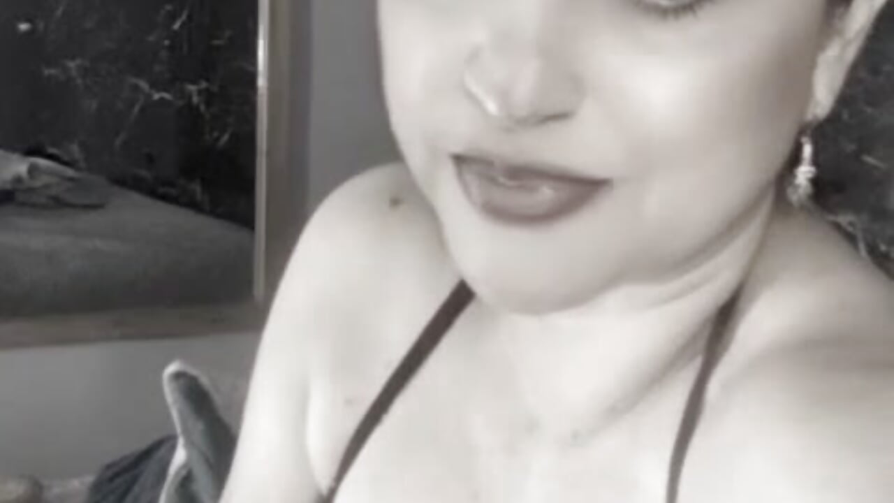 Naughty look deep in your eyes - video by Yaya____11 cam model