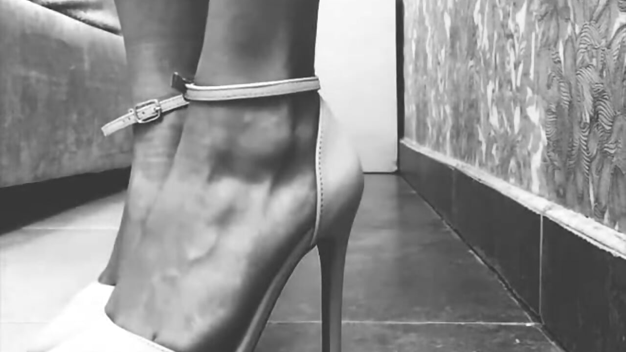 You know where to find my most intimate moment, I'll wait for you in bed. - video by KathyJoycex cam model