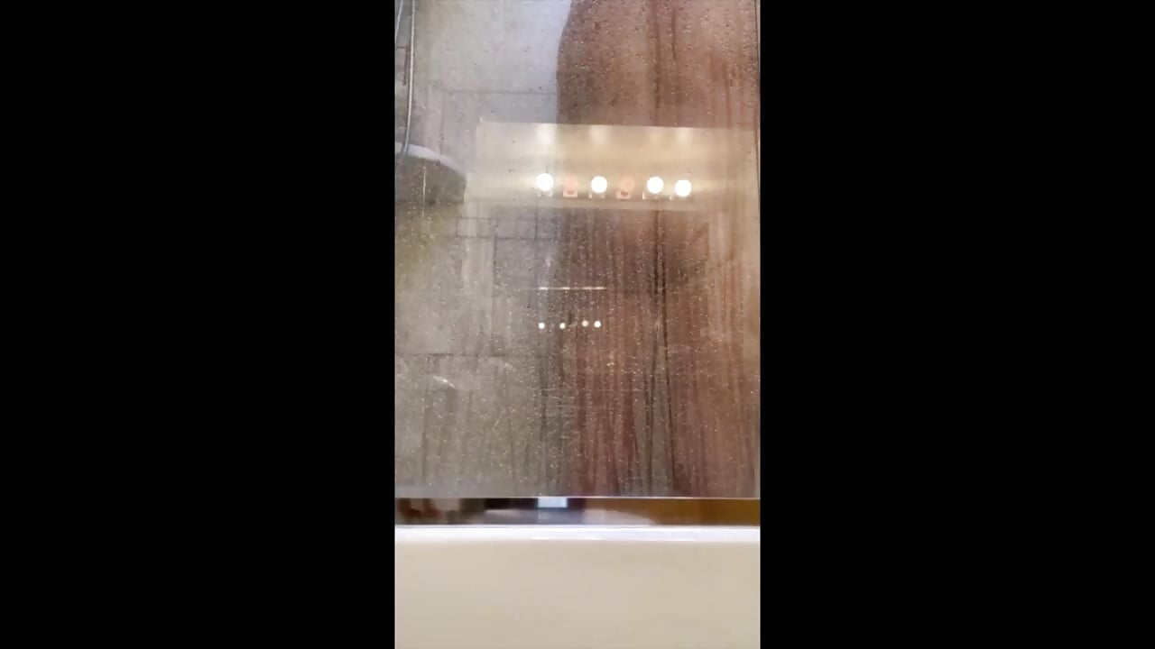 Shower with me_Medium – video af Leo_Sanders cam-model