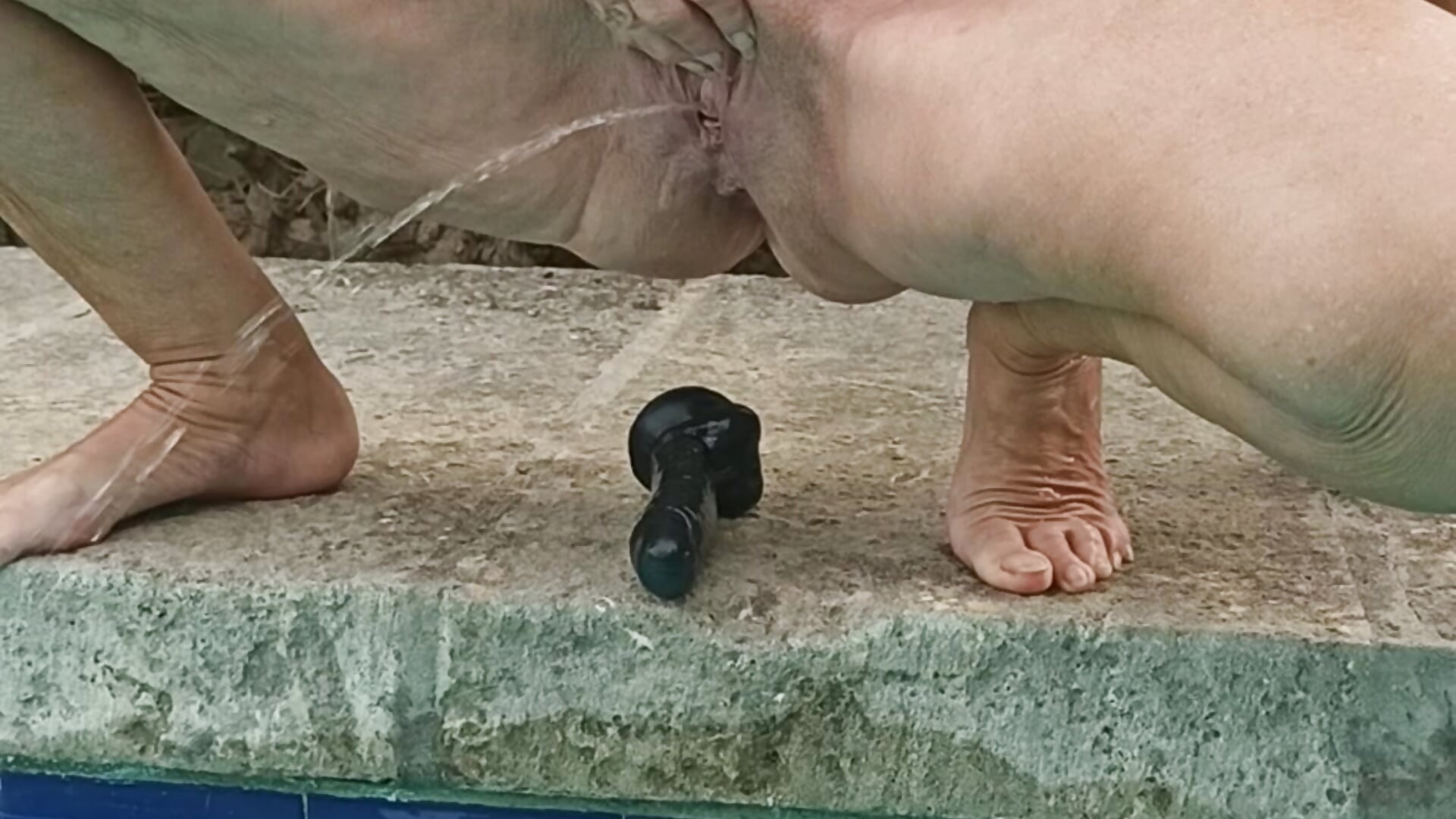 bei der hitze hab ich den pool aufgefüllt - video av hornywife49 cam model