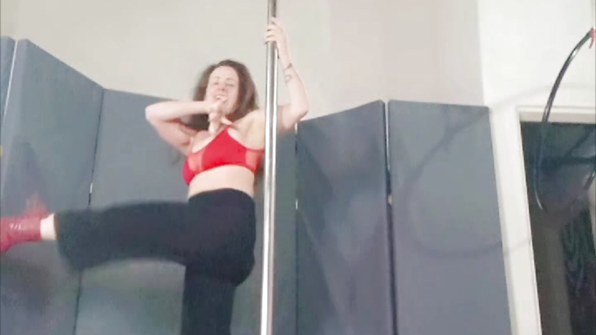Pole dancing love－カメラキャストのDommePoleDanceの動画